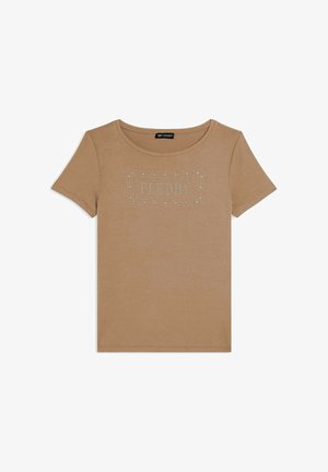 T-shirt marrone a maniche corte realizzata in tessuto morbido, caratterizzata da un design rettangolare decorato con cristalli e con la scritta "FREDDY" al centro.