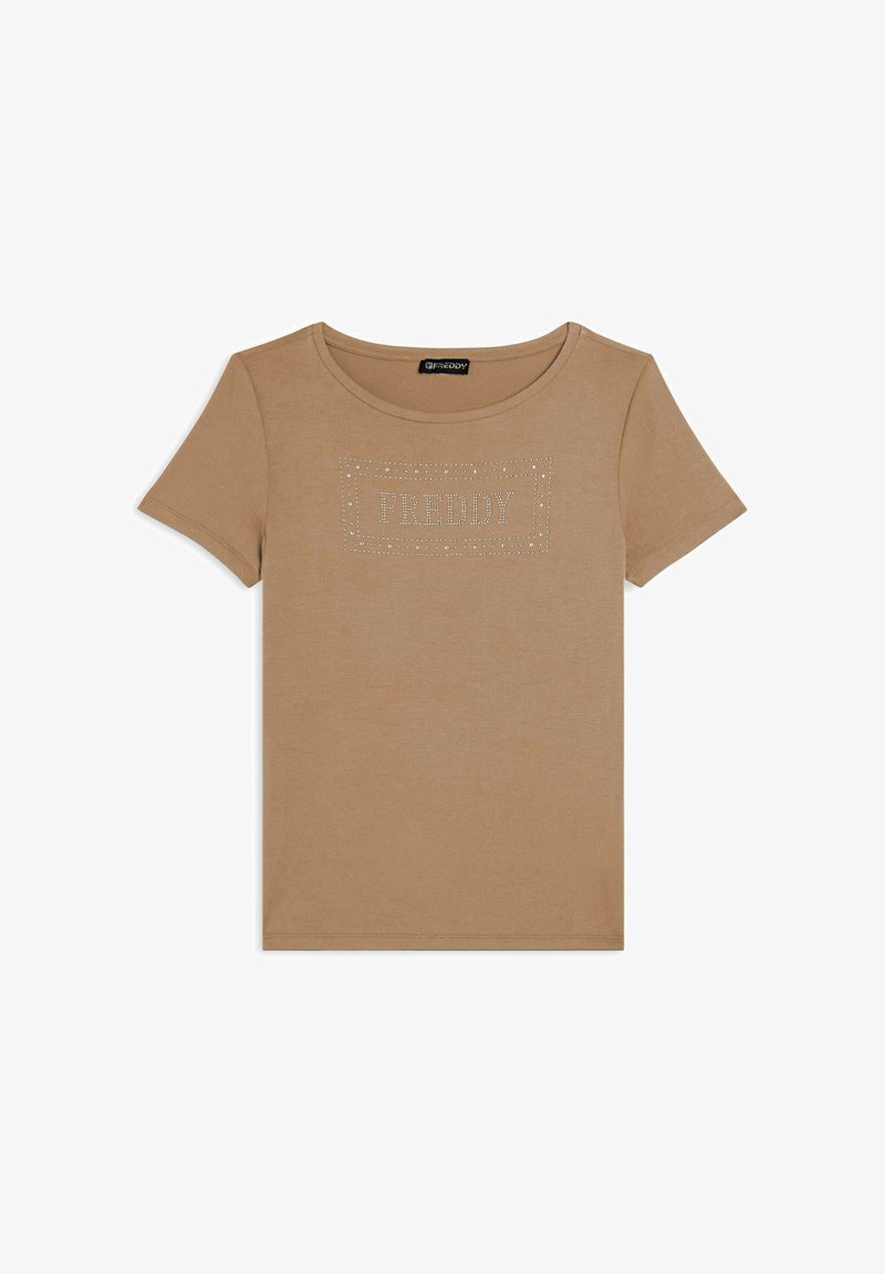 Camiseta marrón de manga corta hecha de tela suave con un diseño rectangular adornado con cristales y el texto "FREDDY" en el centro.