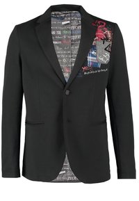 Blazer nero con due tasche frontali, chiusura con un solo bottone e fodera stampata con testo e grafiche; design strutturato e su misura.