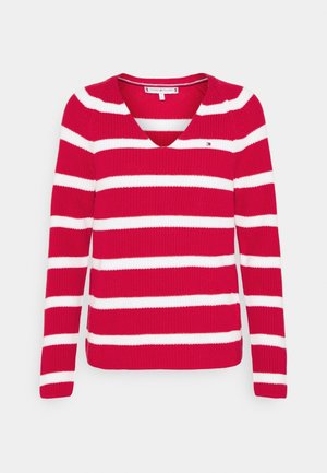 Pull en tricot rouge à rayures blanches horizontales, col en V, manches longues, avec un petit logo sur le côté gauche de la poitrine.