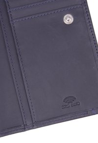 Portefeuille en cuir marine doté de fentes pour cartes, d'une fermeture pression et d'un logo en relief "RFID SAFE". Texture lisse avec des coutures contrastées.