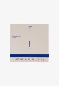 Packaging de Natural Fresh Blush, forma cuadrada, acabado mate blanco, banda elástica azul y texto impreso que detalla la información del producto y el peso.