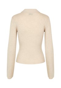Haut à manches longues en beige clair côtelé avec une silhouette ajustée, un col et un tissu texturé. Aucun fermoir ou ornement visible.