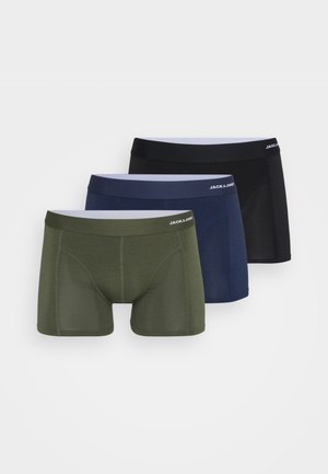 Drei Paar Boxer-Shorts in Olivgrün, Marineblau und Schwarz. Jedes Paar zeichnet sich durch einen glatten Stoff, eine enge Passform und kontrastierende Taillenbund aus.