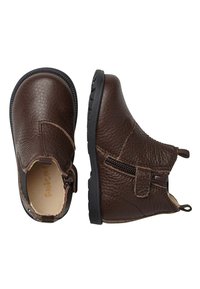 Hnědé kožené boty s texturovaným povrchem, bočním zipem a přezkovým zapínáním. Kulatá špička a robustní černá gumová podrážka.