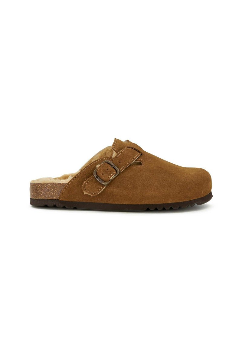Zoccoli in suede marrone con punta arrotondata, fibbia laterale e fodera morbida e testurizzata. La suola è in gomma scura con pattern di battistrada.
