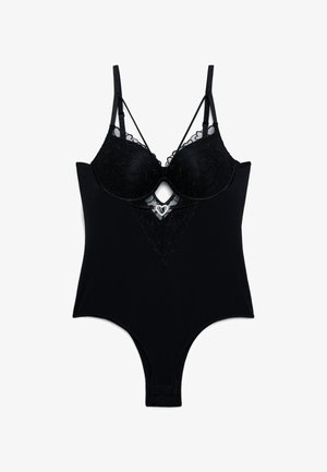 Body in pizzo nero con motivi a cuore sulle coppe e sul pannello frontale, spalline regolabili e piccolo ciondolo a forma di cuore in argento al centro.