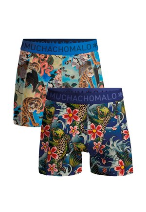 Twee paar boxershorts met opvallende patronen. De ene heeft een ontwerp van een tijger en draak in levendige kleuren, terwijl de andere koi-vissen en bloemen toont.