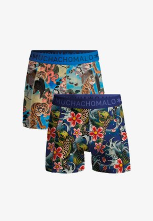 Twee paar boxershorts met opvallende patronen. De ene heeft een ontwerp van een tijger en draak in levendige kleuren, terwijl de andere koi-vissen en bloemen toont.