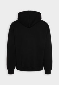 Sweat à capuche noir avec une coupe décontractée. Comprend une poche kangourou et des poignets côtelés. Texture de tissu douce, sans logos ni motifs visibles.