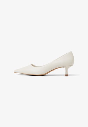 Escarpin blanc en cuir à bout pointu avec un petit talon bas et une finition lisse, présenté de profil sur fond blanc.