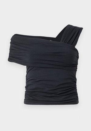 Zwarte off-shoulder top gemaakt van zachte, rekbare stof, met gerimpelde details en een bredere bandontwerp aan één kant.
