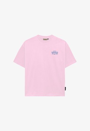 Roosa puuvillane T-särk lühikeste varrukatega, ümmarguse kaelusega, vasakul rinna piirkonnas sinise tikitud tekstiga "PROHIBITED Racing Club".