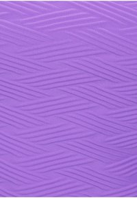 Tessuto violetto intrecciato con un motivo diagonale testurizzato, caratterizzato da rilievi sollevati e sezioni lisce per un contrasto tattile.