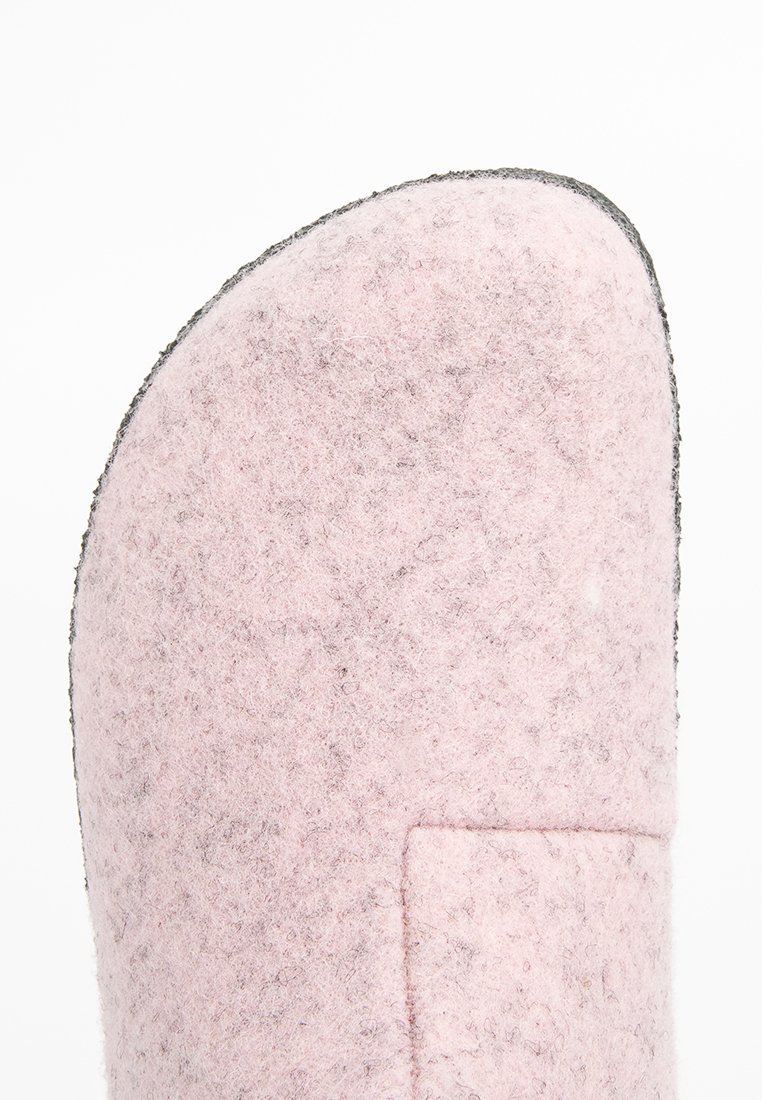 Rosa Filzhausschuh mit runder Zehenpartie, der eine strukturierte Oberfläche und ein Patchdetail aufweist. Die Sohlen sind schwarz und leicht strukturiert für besseren Halt.