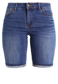 Pantalones cortos de mezclilla en un lavado azul medio con un corte clásico, puños enrollados y diseño de cinco bolsillos. Presenta un botón de metal y costuras en contraste.