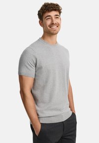 Grijze korte mouwen crewneck trui gemaakt van zachte stof, met ribgebreide manchetten en zoom, een gladde textuur en een aansluitende snit.