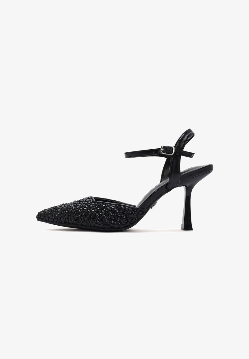Chaussure à talon haut noire avec un bout pointu, dotée d'un dessus en textile tissé et d'une fine sangle de cheville avec une boucle réglable.