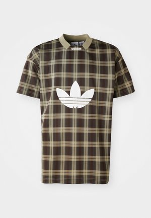 T-shirt a maniche corte a scacchi marrone e verde con colletto e un grande logo Adidas bianco sul davanti. Tessuto dalla consistenza liscia.