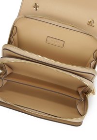 Portafoglio in pelle beige con hardware dorato, dotato di tre scomparti principali e numerosi slot per carte; texture liscia e chiusura a zip.