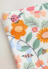 Kuvioitu kangas, jossa värikkäitä kukkia ja hyönteisiä valkoisella pohjalla, poimutetulla tekstuurilla ja oranssin, pinkin sekä vihreän sävyillä.