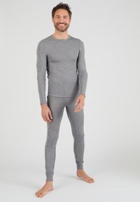 Camiseta térmica de manga larga gris y leggings a juego, hechos de una tela suave y elástica, con un diseño simple y sin patrones visibles.