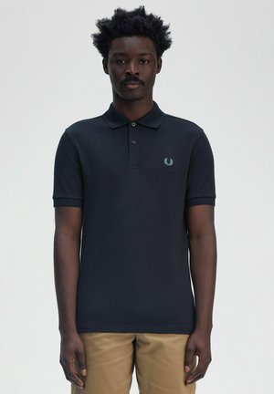 Polo shirt blu navy in cotone, con patta a tre bottoni e un piccolo logo ricamato sul lato sinistro del petto. Maniche corte.