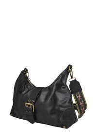 Bolso de mano de cuero negro con forma caída, que presenta una cremallera, herrajes de hebilla y una correa decorada con un patrón y detalles florales.