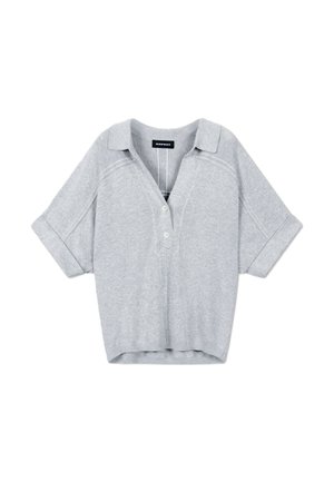 Lichtgrijs katoenen polo-shirt met korte mouwen, een kraag, twee witte knopen en licht aflopende schouders, met omgeslagen mouwzomen.