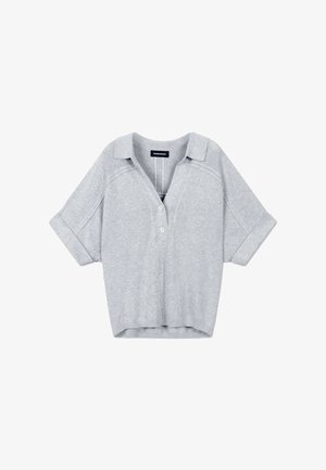 Lichtgrijs katoenen polo-shirt met korte mouwen, een kraag, twee witte knopen en licht aflopende schouders, met omgeslagen mouwzomen.