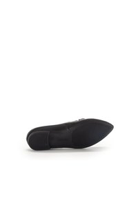 Scarpa in pelle nera con una finitura liscia, punta appuntita e suola in gomma testurizzata con un branding sottile. Tacco basso e design elegante.