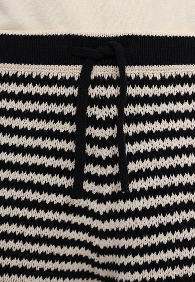 CLOSED Shorts - black