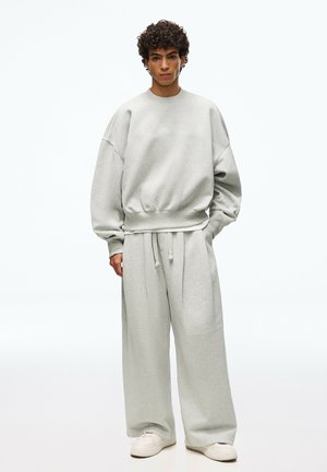 Bershka, SET - SWEATSHIRT AND TROUSERS - Survêtement - white