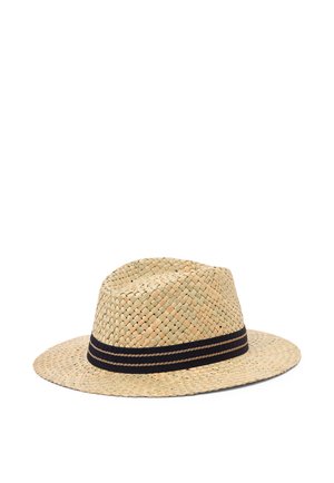 Strohhut Fedora mit breiter Krempe und schwarzem Band mit zwei dünnen beigen Streifen, gewebte Textur, neutraler Hintergrund.