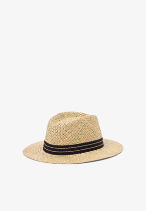 Strohhut Fedora mit breiter Krempe und schwarzem Band mit zwei dünnen beigen Streifen, gewebte Textur, neutraler Hintergrund.