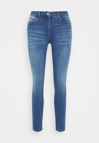 Jeans ajustados en denim azul medio, con un diseño elegante que incluye bolsillos frontales, cierre de botón, un ligero desteñido y una textura suave.