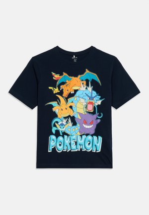 Maglietta nera con i colorati personaggi Pokémon Charizard, Pikachu, Dragonite, Gyarados, Gengar e Vaporeon sopra la grande scritta "POKEMON".