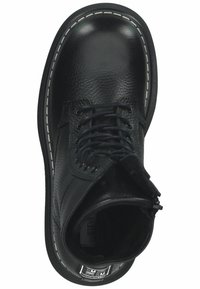 Bottines en cuir noir avec une finition texturée, design à lacets, fermeture éclair sur le côté et couture blanche contrastante le long de la semelle.