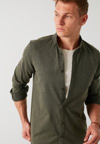 Buratti SLIM FIT - Skjorter - khaki