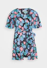 Floral Wickelkleid mit schwarzem Hintergrund, das mit blauen und pinken Blumen verziert ist. Kurze Ärmel, Taillenschnüroptik und Rüschensaum.