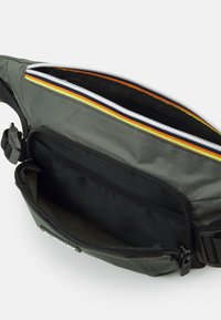 Borsa a tracolla verde in nylon con molteplici scomparti con zip, caratterizzata da una fodera di colore contrastante e una superficie testurizzata. Include una tracolla regolabile.