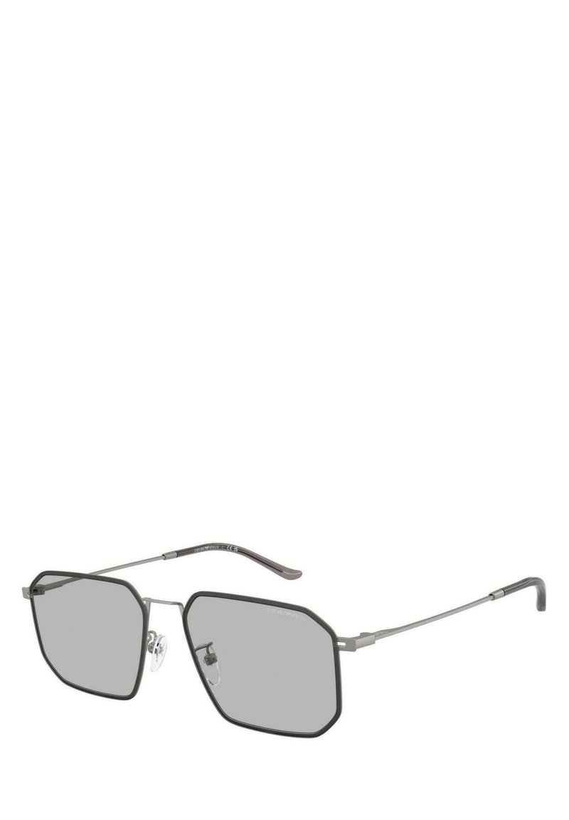 Lunettes de soleil avec une monture noire octogonale, verres teintés gris, branches en métal et plaquettes en silicone. Design léger avec des accents discrets.