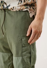 s.Oliver REGULAR MIT TASCHEN - Shorts - army green
