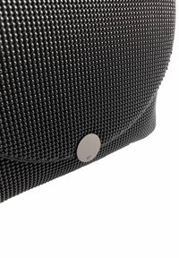 Czarna torebka wykonana z materiału o fakturze, z powierzchnią pokrytą koralikami, z okrągłym metalowym zapięciem na zatrzask i smukłym, zaokrąglonym kształtem.