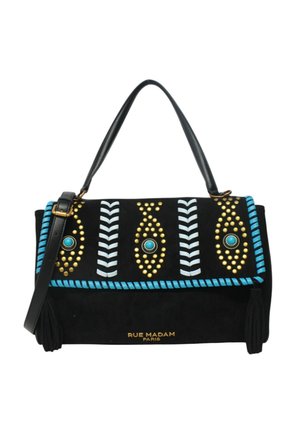 Borsa nera con motivi geometrici borchiati in blu, bianco e oro, manico superiore, tracolla regolabile, nappine e testo "Rue Madam Paris".