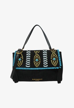 Sac à main noir avec des motifs géométriques cloutés bleus, blancs et dorés, une poignée supérieure, une bandoulière ajustable, des pampilles et le texte « Rue Madam Paris ».