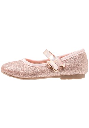 Pink glitrende pigesko af typen Mary Jane med sommerfugledekoration på remmen og flad gummisål.