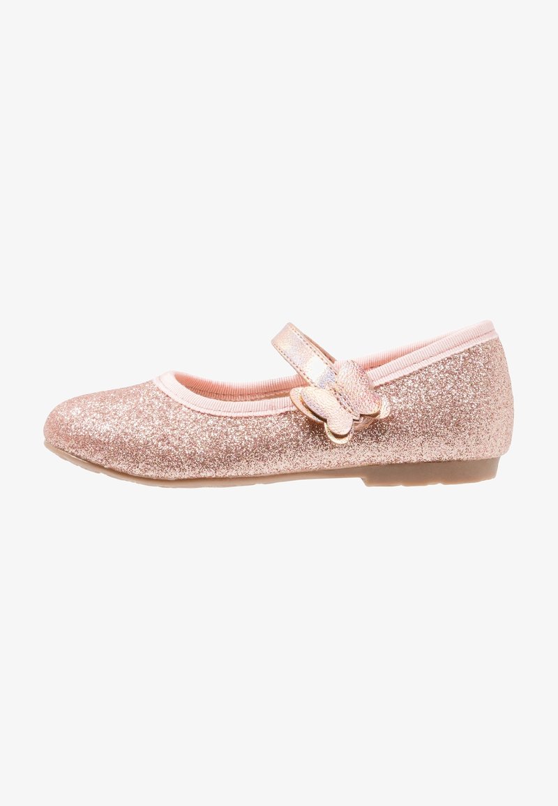 Chaussure Mary Jane rose pailletée pour filles avec une décoration papillon sur la bride et une semelle en caoutchouc plate.