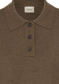 Polo en maille marron avec col et trois boutons foncés. L'étiquette au cou indique "fransa since 1968.". Aucun motif visible.