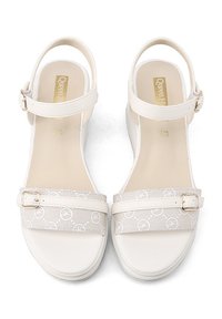 Sandali bianchi con cinturini alla caviglia, caratterizzati da cinturini grigi testurizzati decorati con un motivo ripetuto e un dettaglio in fibbia argentata.